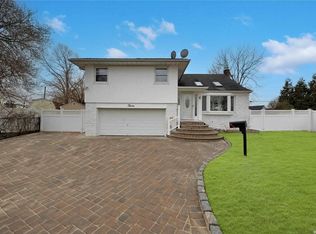 12 Forest Dr, Plainview, NY 11803