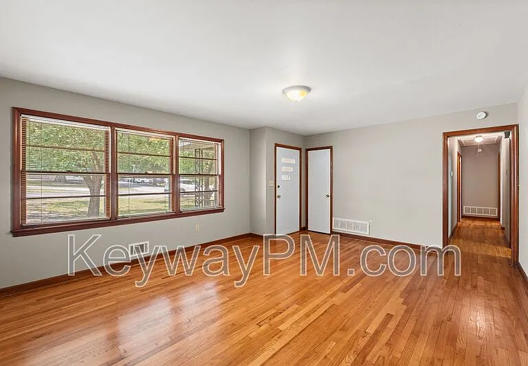 3301 Westmont Dr — Photo 3
