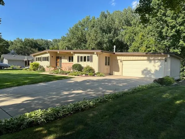 2460 Dresden Ln, Golden Valley, MN 55422