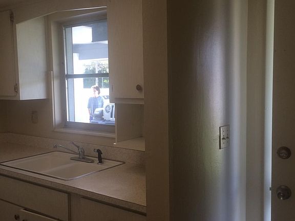 4th image of 390 Leighton Ct