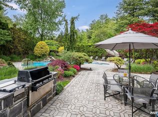4 Hunter Rdg, Woodcliff Lake, NJ 07677