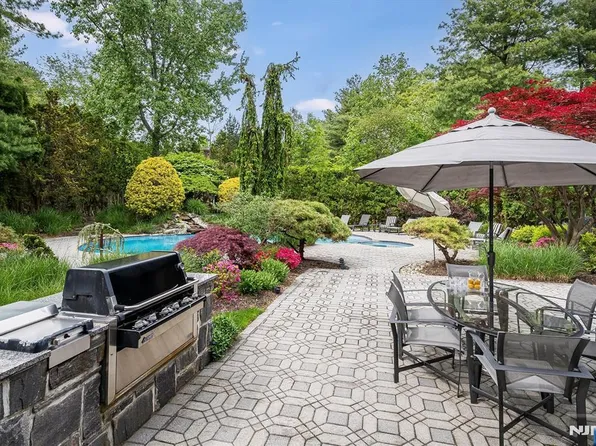 4 Hunter Rdg, Woodcliff Lake, NJ 07677