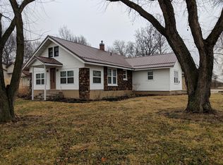 208 E Oak St, Stockton, MO 65785
