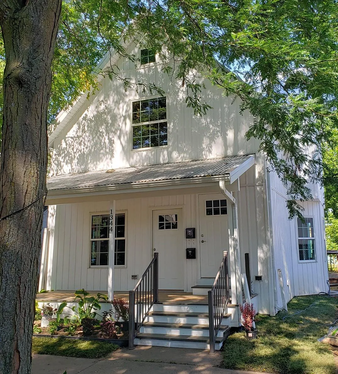 Building Photo - 1344 E Wilson St #2