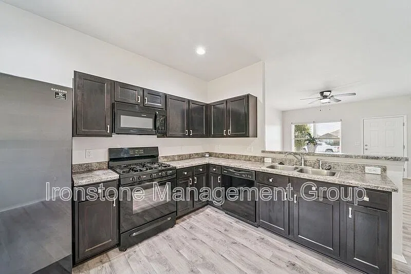 3 bed, 2.0 bath, 1300 sqft, $1,750 — Photo 3