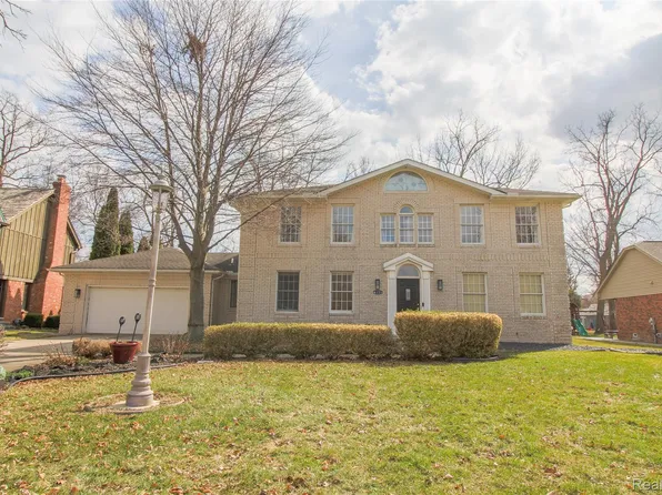 8121 Saint James Dr, Grosse Ile, MI 48138