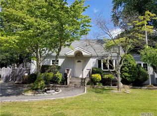 337 Kurzon Rd, West Islip, NY 11795