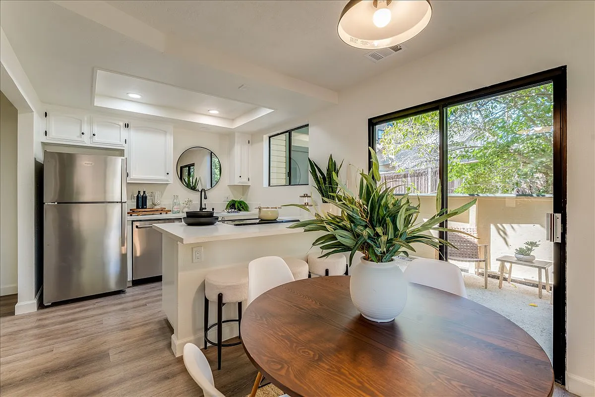 2 bed, 1.5 bath, 1200 sqft, $2,800 — Photo 4