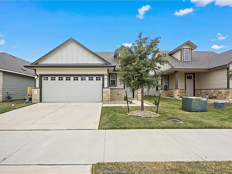 827 Mineral Wells Ln — Photo 1