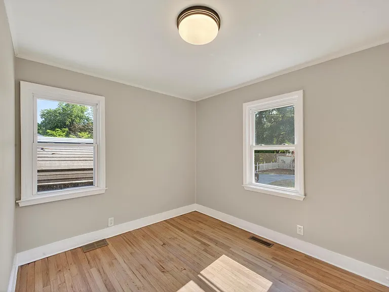 450 Williamsburg St — Photo 21