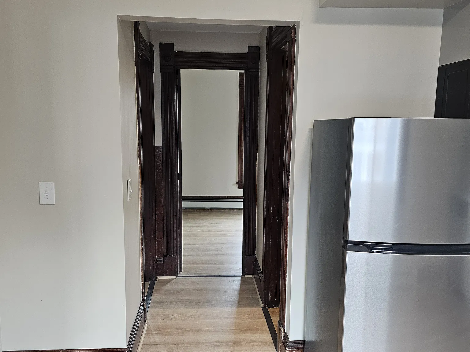 3 bed, 1000 sqft, $1,900 — Photo 2