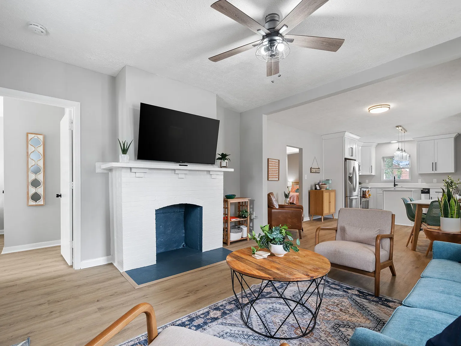 3 bed, 969 sqft, $3,500 — Photo 1