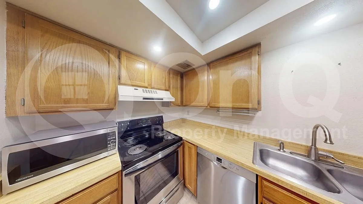 2 bed, 2.0 bath, 1096 sqft, $1,599 — Photo 3