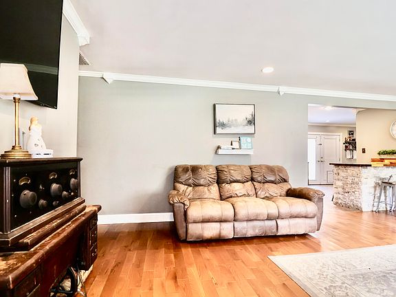 4th image of 1900 Gatesborough Cir