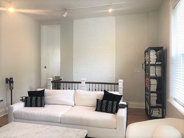Living Room entrance
Soaring high ceilings - Hardwood floors
