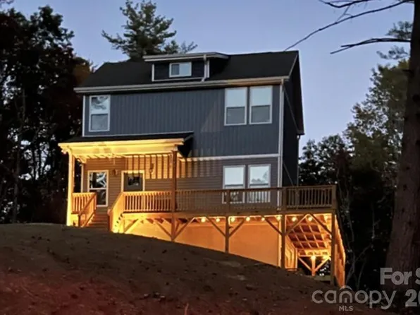 46 Old Chestnut Ln, Hendersonville, NC 28739