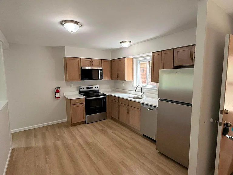 505 Meadow Woods Ln — Photo 3