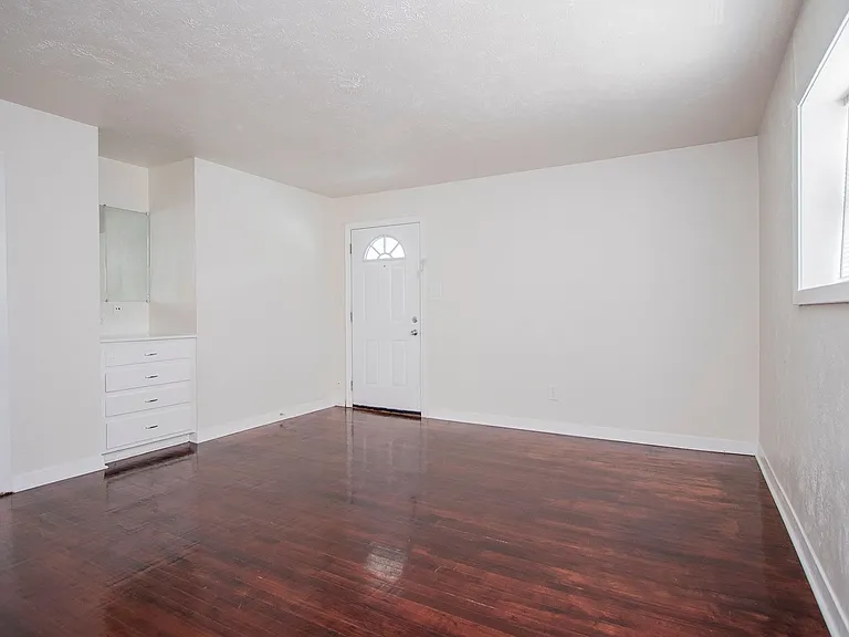1419 Hyde Park — Photo 17