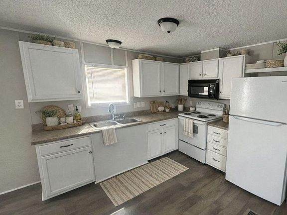 2nd image of 127 Lakeside Garden Cir #127