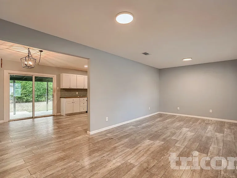 209 Scott Ave — Photo 2