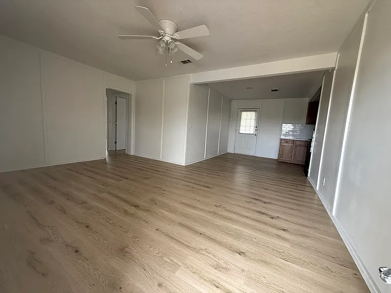 620 W Avenue B — Photo 3