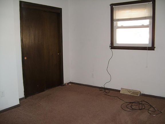 4th image of 419 Jackson Cir