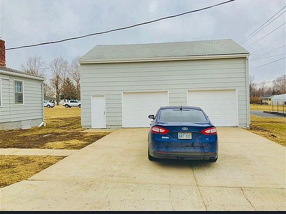 Detached garage 