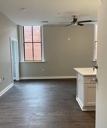 5th image of 115 W Tazewell St