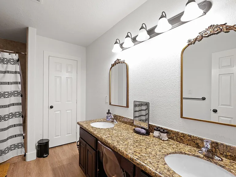 1504 W 43rd St — Photo 14