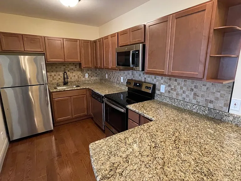 1404 E State St Apartments — Photo 13