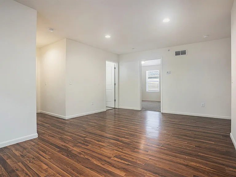2625 Redwood Ave — Photo 6