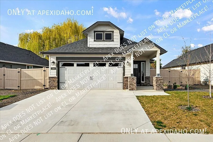 Beautiful 3-Bedroom Meridian Home with Modern Finishes & Fenced Backyard — Photo 2