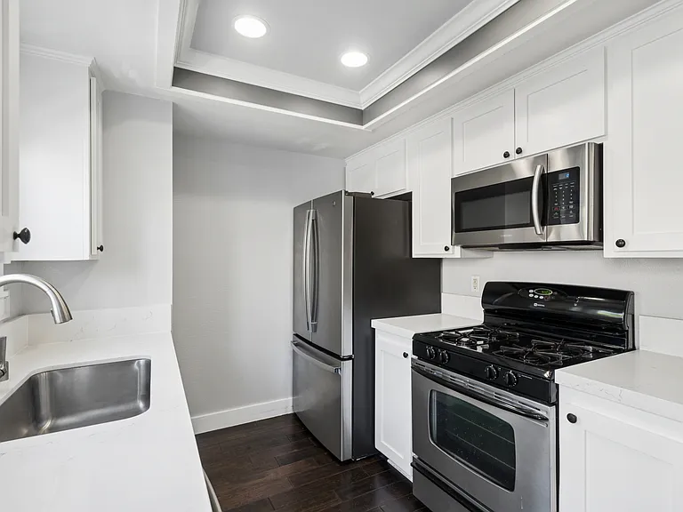 2550 Elden Ave #B — Photo 9