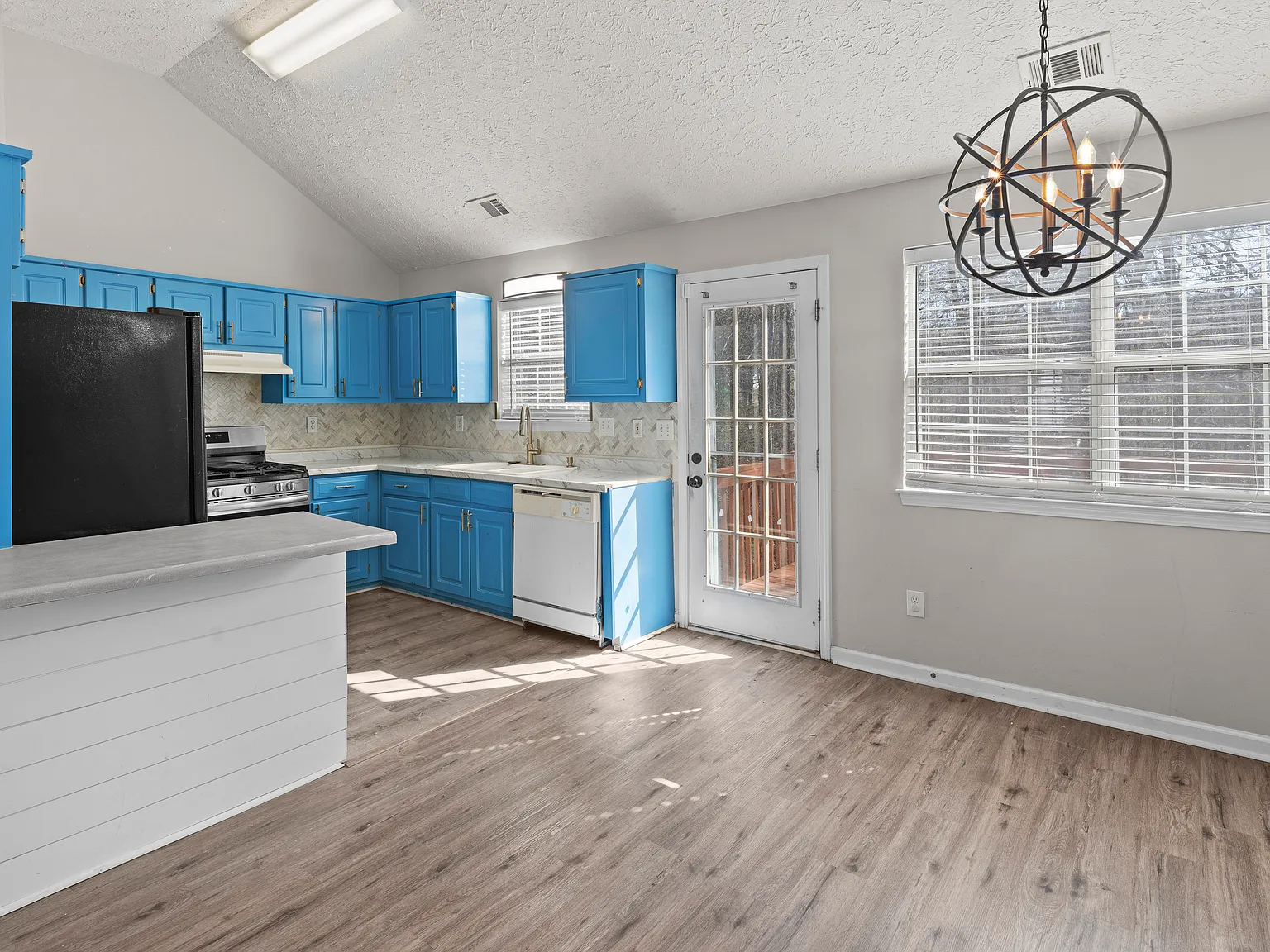 1150 Drawbridge Dr — Photo 1