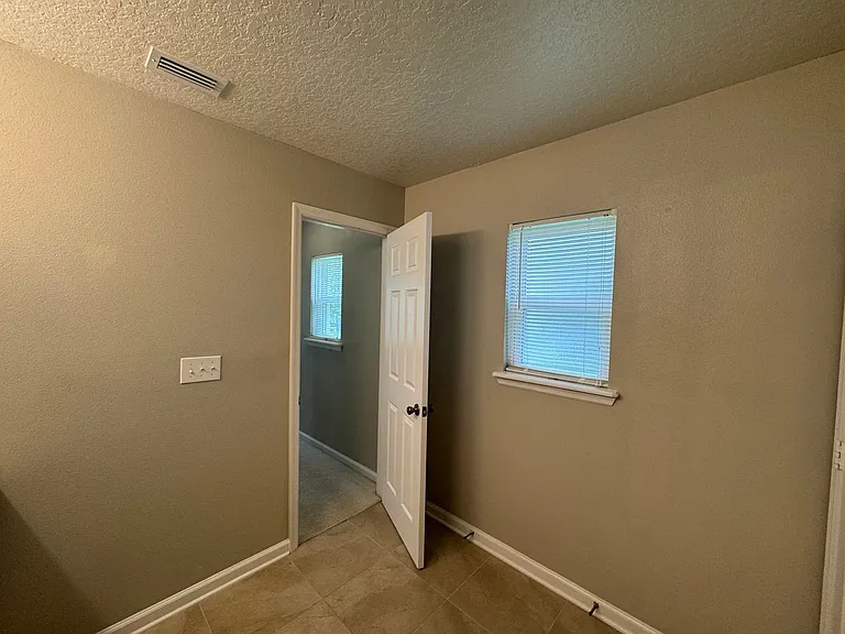 604 Champion Ridge Dr — Photo 17