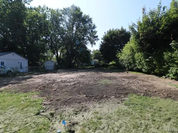 1382 Norton St, Burton, MI 48529