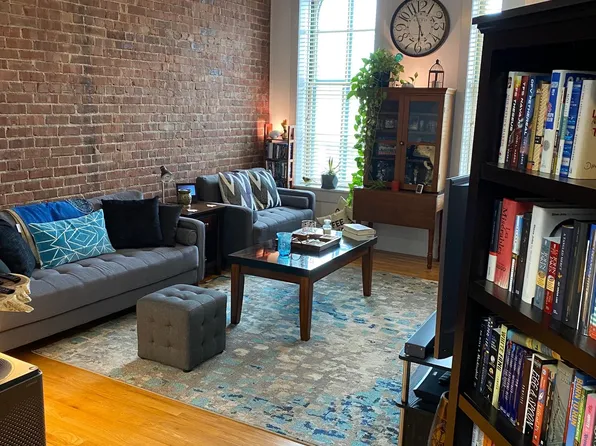 725 Massachusetts St #3A, Lawrence, KS 66044