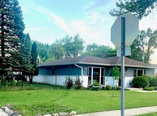 653 S Wayne Pl, Wheeling, IL 60090