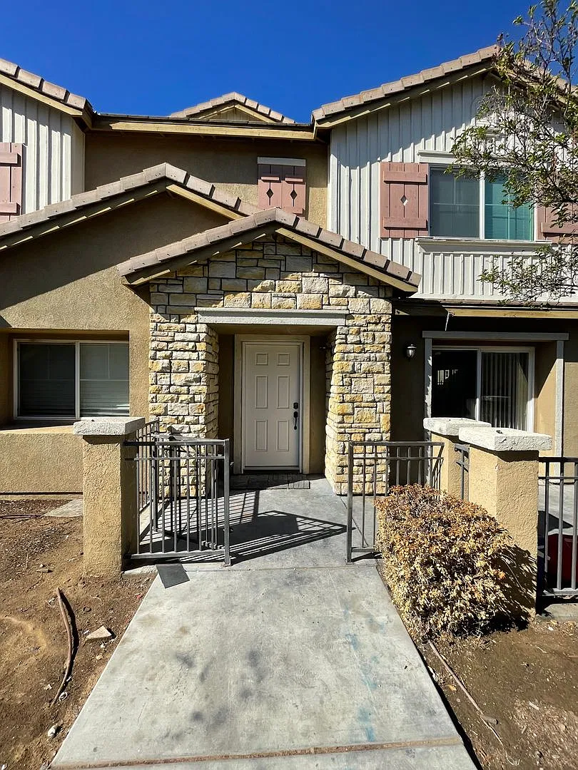 Move-In Ready 2-Bedroom Townhome with Attached Garage in Gated Palacio De Oro — Photo 4