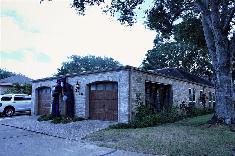 1st image of 2718 Broadmoor Cir