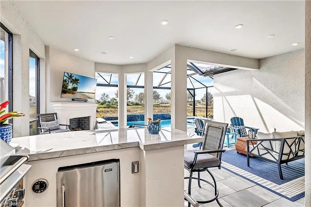 3 bed, 3.0 bath, 2450 sqft, $6,900 — Photo 1