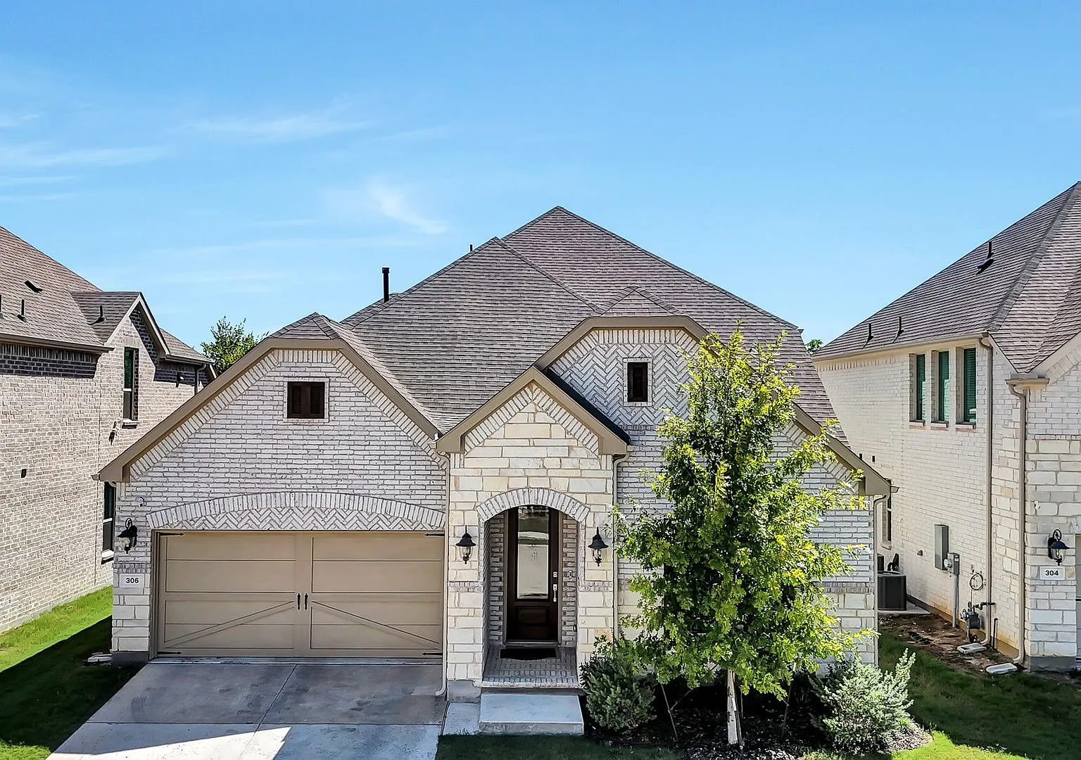 Beautiful luxury home with two floors, nestled in a serene greenbelt, offering 3 spacious bedroom... — Photo 1