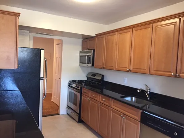 (undisclosed Address), Roslyn Heights, NY 11577