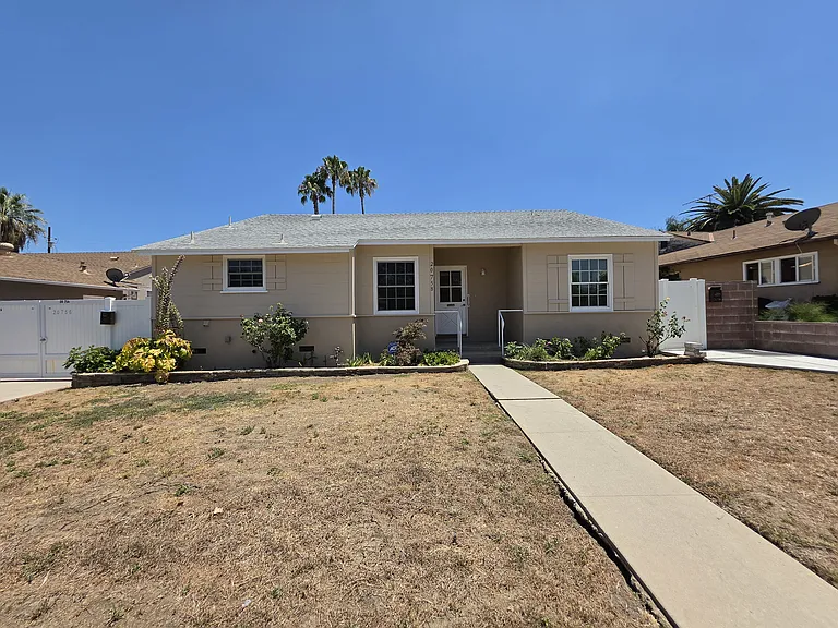 20758 Stephanie Dr — Photo 2