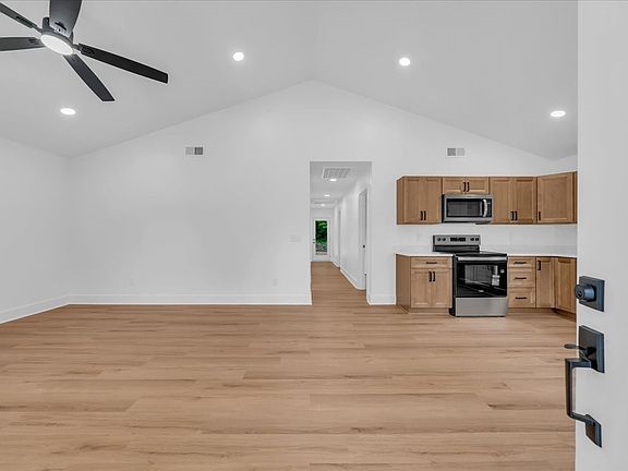 3rd image of 904 E Decherd St