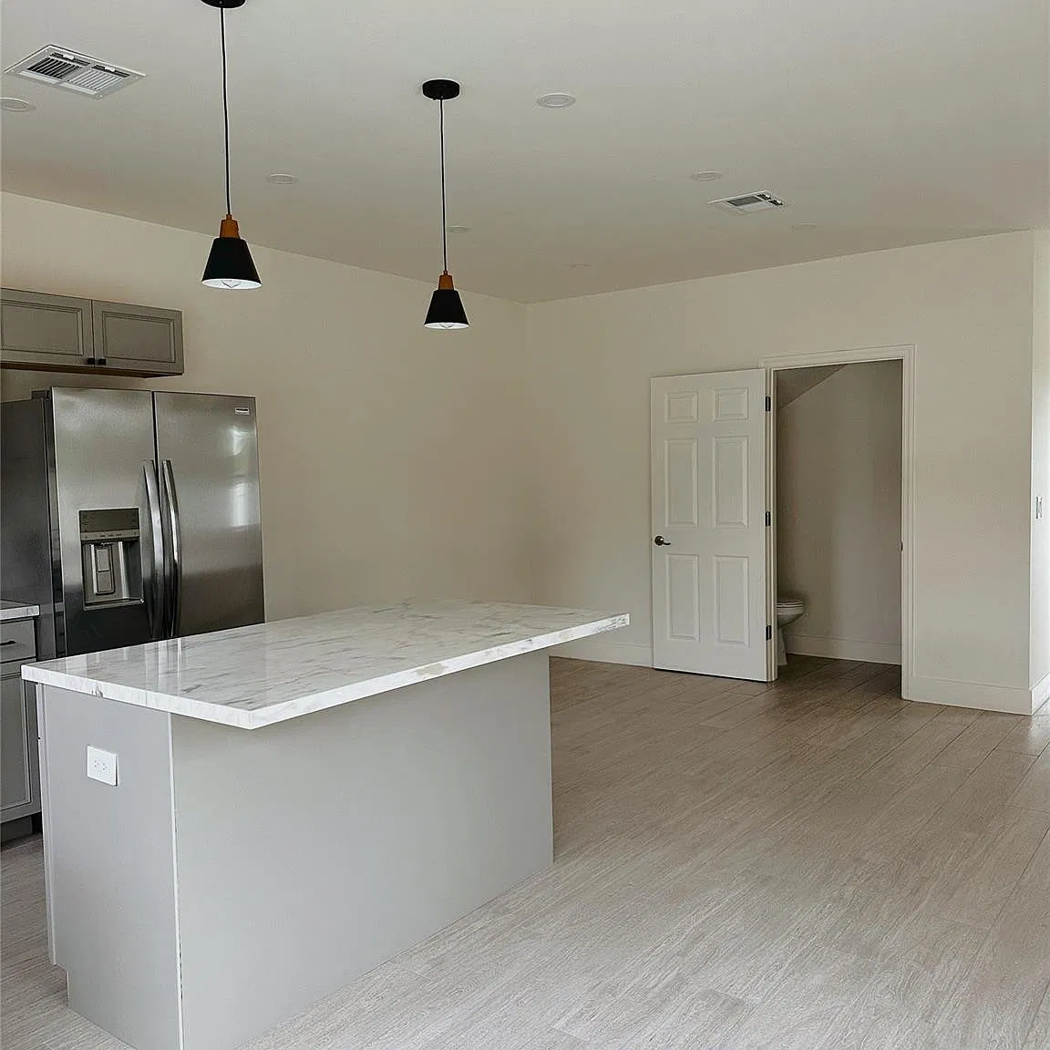 2 bed, 102.0 bath, 1260 sqft, $2,800 — Photo 3