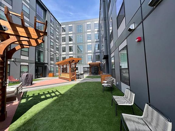 3rd image of 921 M St #2B-2Ba-778Sqft