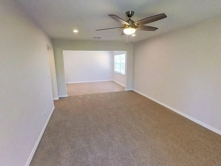 Bay Colony Apartments — Photo 9