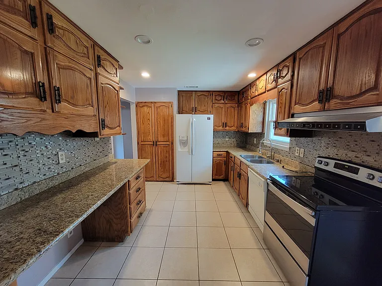 1060 Richmond Dr — Photo 14