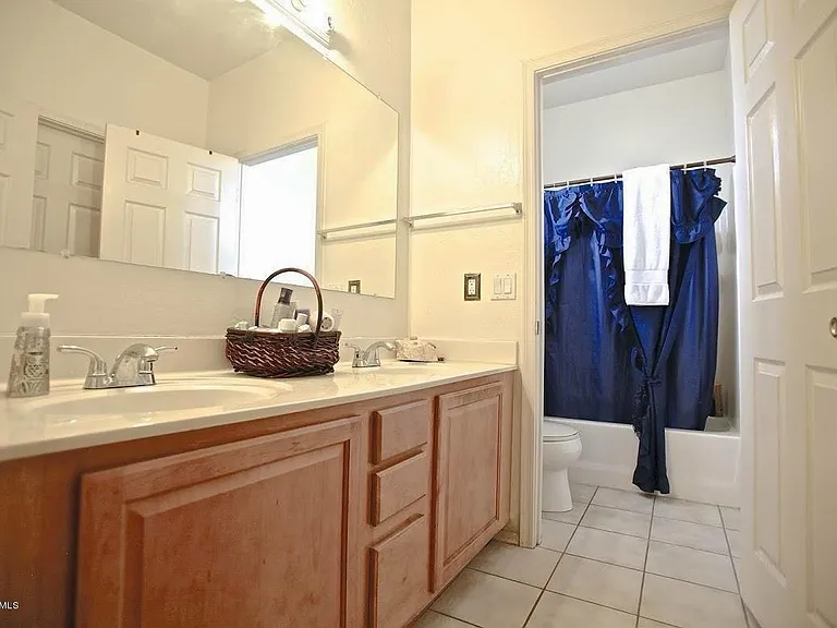 8526 W Vale Dr — Photo 3